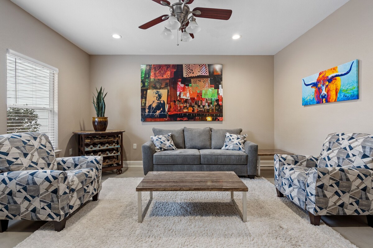 Photo 10 of ⭐️ 5-Star Reviews: King Suites + Spa Baths, Near DT, Arcade, Parking, Sleeps 18 🏡