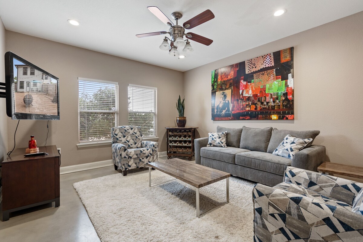 Photo 11 of ⭐️ 5-Star Reviews: King Suites + Spa Baths, Near DT, Arcade, Parking, Sleeps 18 🏡