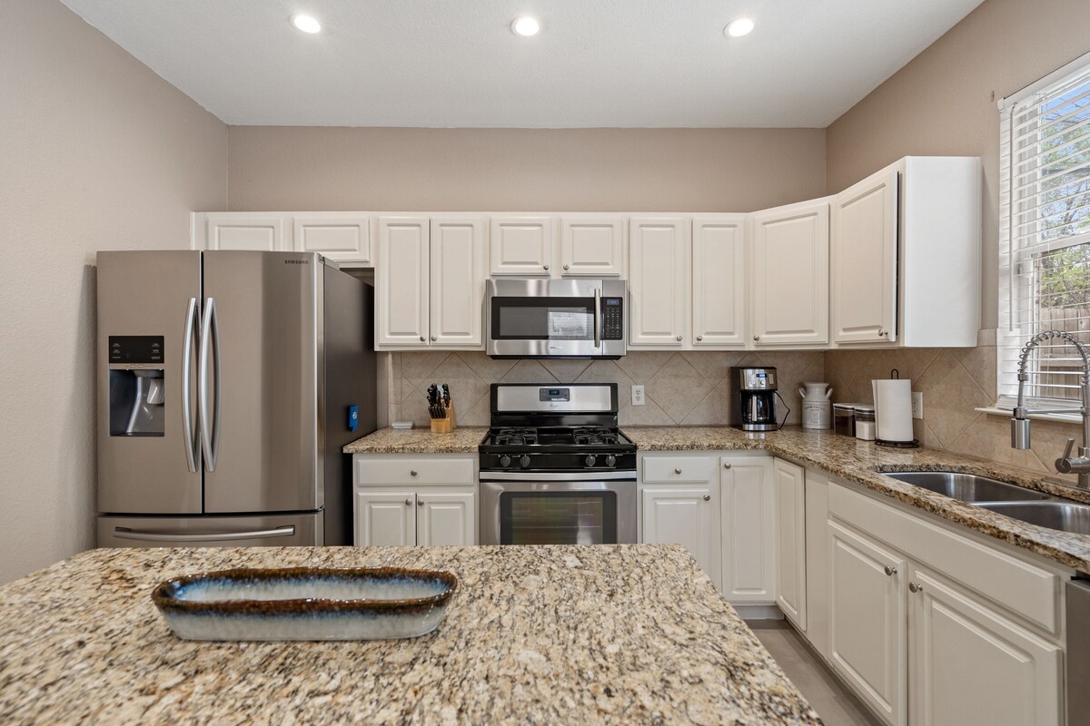 Photo 20 of ⭐️ 5-Star Reviews: King Suites + Spa Baths, Near DT, Arcade, Parking, Sleeps 18 🏡