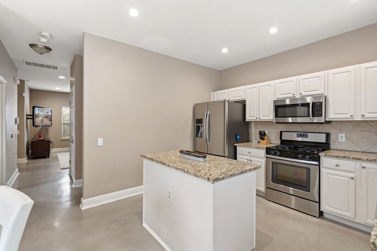 Photo 19 of ⭐️ 5-Star Reviews: King Suites + Spa Baths, Near DT, Arcade, Parking, Sleeps 18 🏡