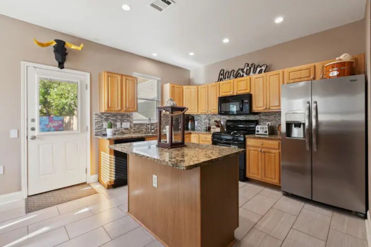 Photo 15 of ⭐️ 5-Star Reviews: King Suites + Spa Baths, Near DT, Arcade, Parking, Sleeps 18 🏡