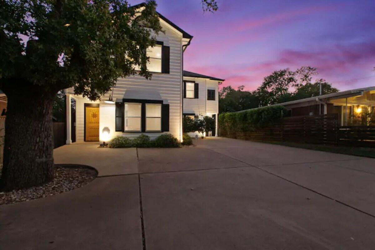 Photo 66 of ⭐️ 5-Star Reviews: King Suites + Spa Baths, Near DT, Arcade, Parking, Sleeps 18 🏡