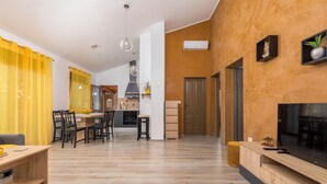 Interior - Amazing home in Galizana (Galizana)