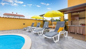 Outdoor spa tub - Amazing home in Galizana (Galizana)