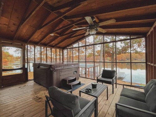 Lakehouse with Hot Tub - Near Shawnee Forest