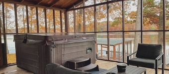 Lakehouse with Hot Tub - Near Shawnee Forest