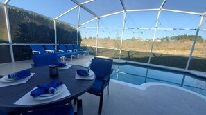 Alberca al aire libre y alberca climatizada