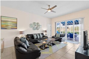 Smart TV, chimenea, videojuegos y futbolito 