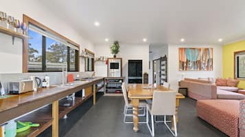 Fridge, oven, stovetop, coffee/tea maker