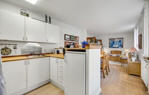 Een koelkast, een kookplaat, een koffiezetapparaat/waterkoker