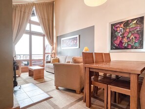 TV, fireplace - Delightful South facing 2-bed apartment with fireplace (Flaine)