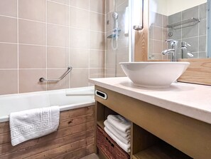 Baignoire, sèche-cheveux, serviettes fournies