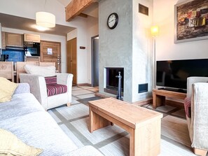 TV, fireplace - Delightful South facing 2-bed apartment with fireplace (Flaine)