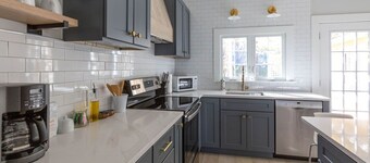 Prime location in town w parking! Walk to beach, shops & harbor-Sleeps 9