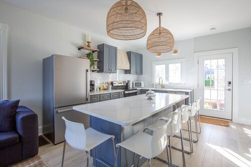 Prime location in town w parking! Walk to beach, shops & harbor-Sleeps 9