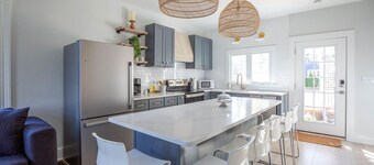 Prime location in town w parking! Walk to beach, shops & harbor-Sleeps 9