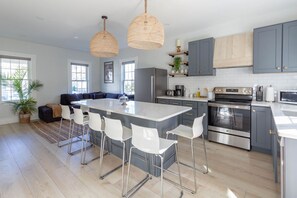 Fridge, microwave, oven, stovetop - Prime location in town w parking! Walk to beach, shops & harbor-Sleeps 9 (Marblehead)