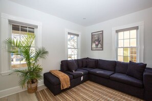 Smart TV, fireplace, books - Prime location in town w parking! Walk to beach, shops & harbor-Sleeps 9 (Marblehead)