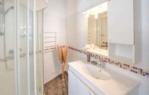 Bathtub, hair dryer - Stunning apartment in Sete with WiFi (Sete)