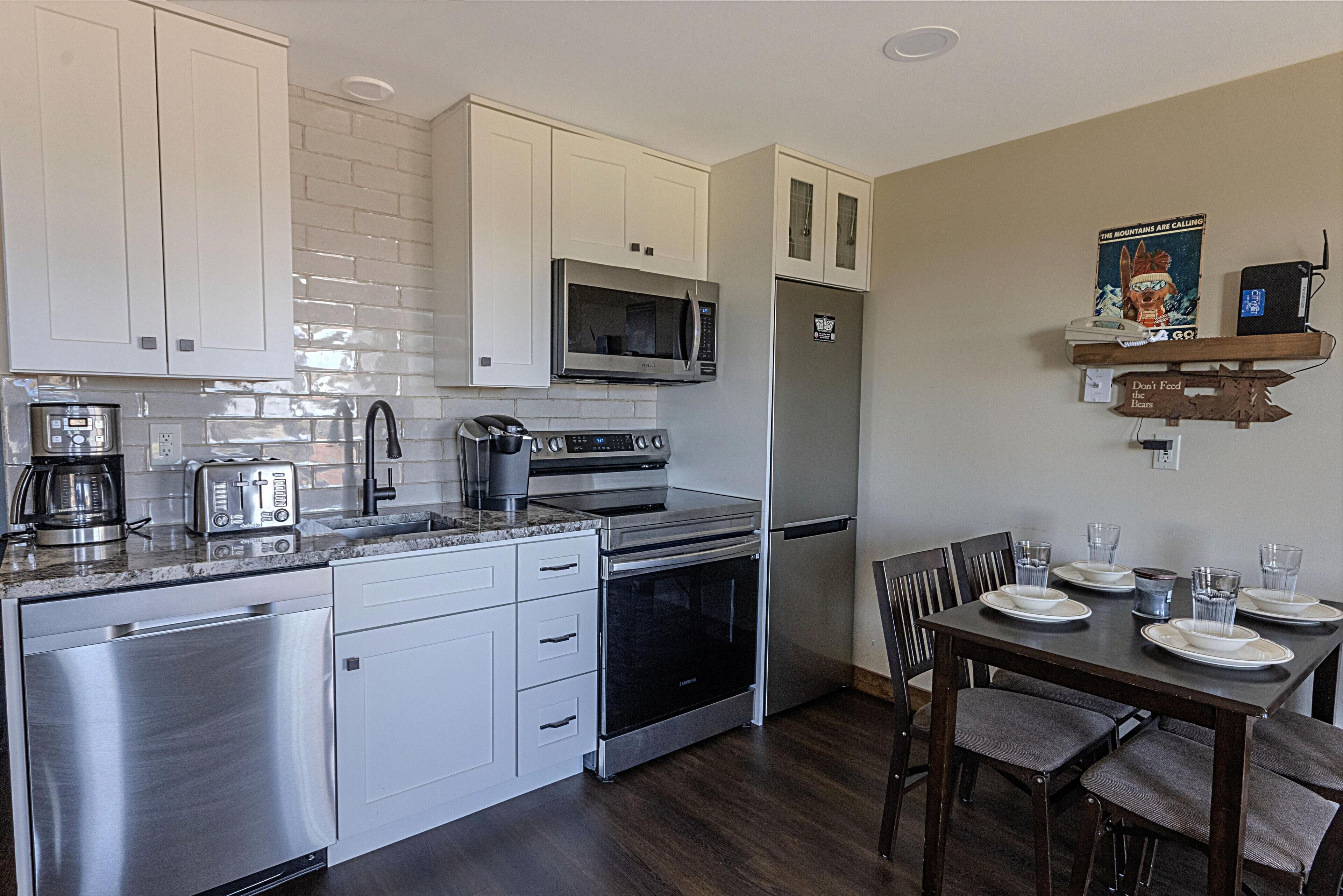 Réfrigérateur, micro-ondes, four, plaque de cuisson