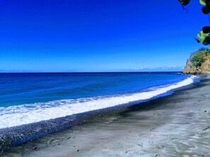 Ubicación cercana a la playa y toallas de playa