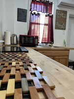 Frigobar, microondas, cafetera/tetera, utensilios de cocina