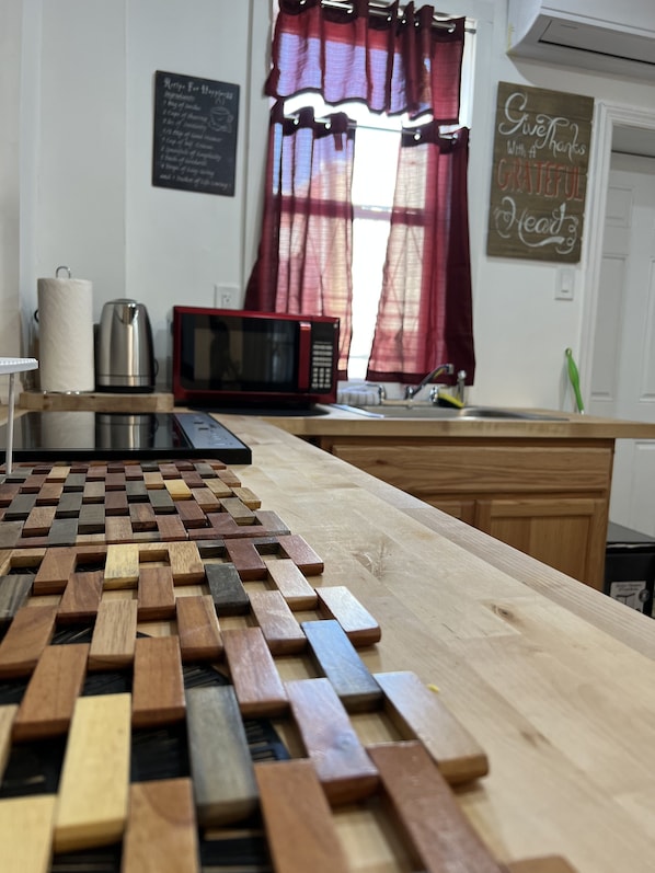 Classic Studio | Private kitchen | Mini-fridge, microwave, coffee/tea maker, cookware/dishes/utensils