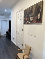 Muebles diferentes y espacio para trabajar con laptop 