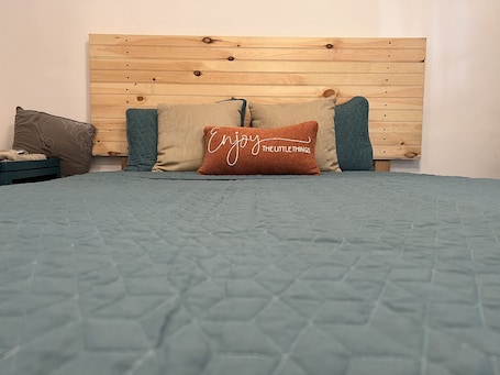 Muebles diferentes y espacio para trabajar con laptop