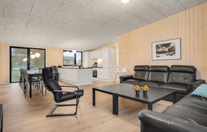 Una televisión, una mesa de tenis de mesa