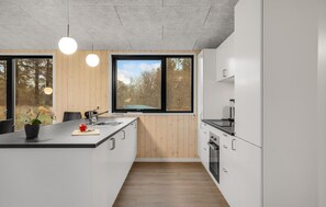 Fridge, stovetop, dishwasher, coffee/tea maker - Gorgeous home in Grenaa with sauna (Grenaa)