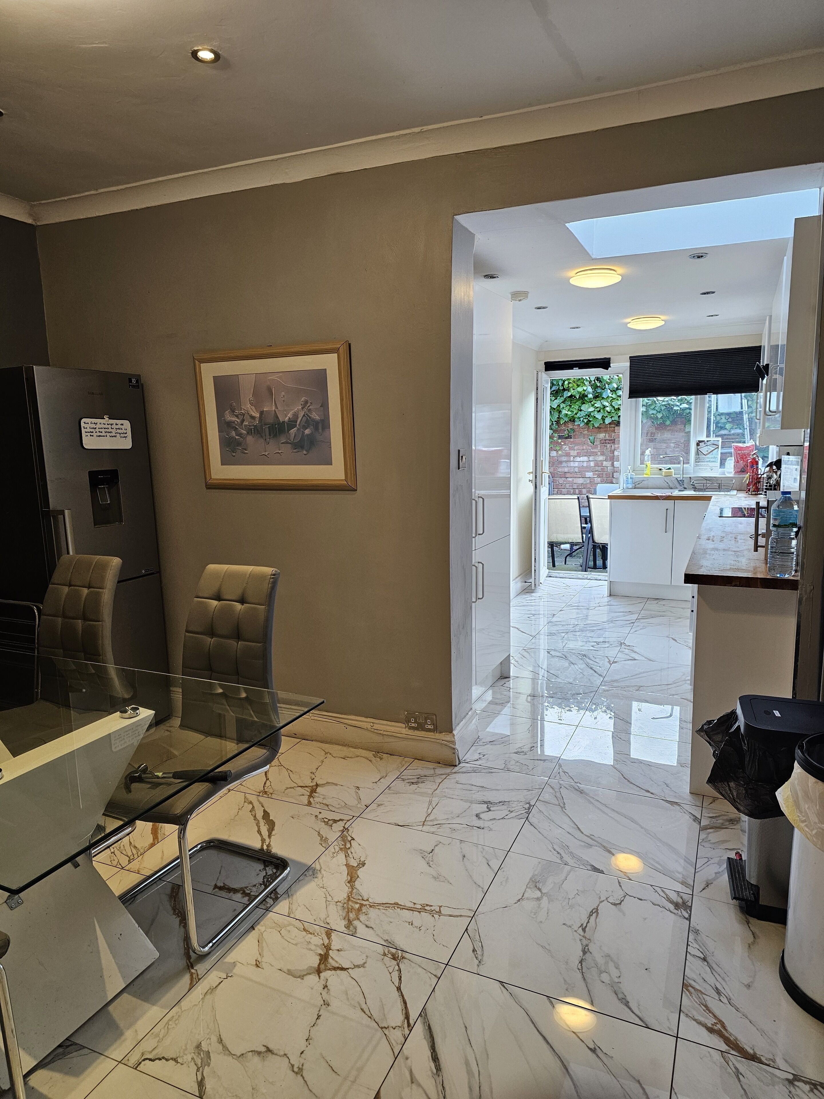 Frigorífic gran, microones, placa de cuina i bullidora elèctrica 