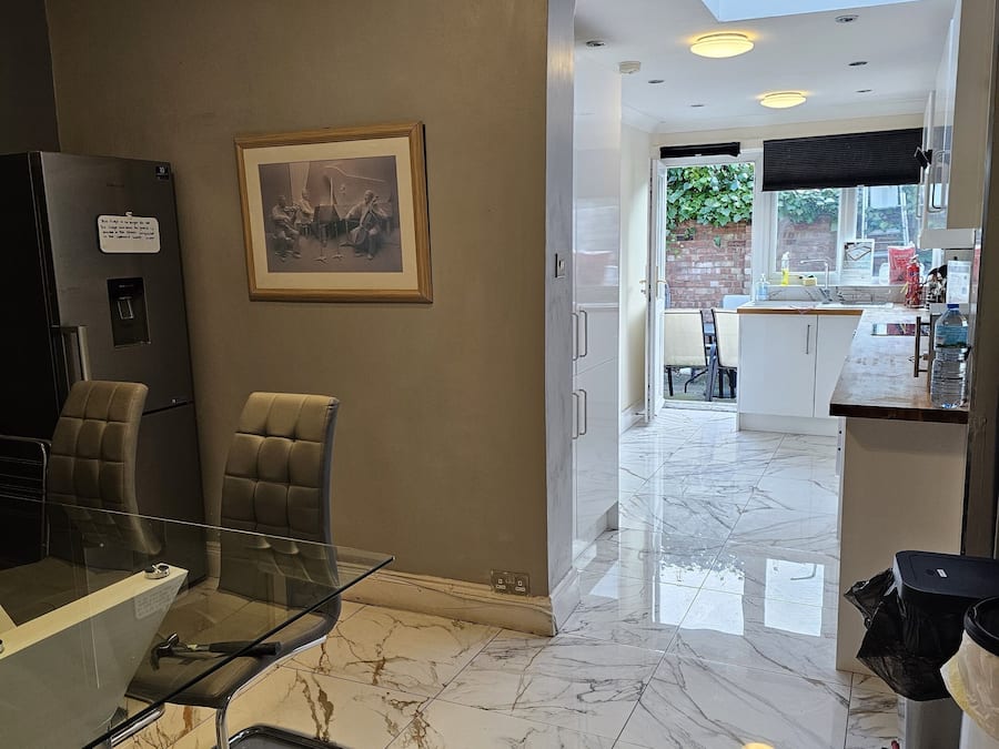 Geladeira grande, micro-ondas, cooktop, chaleira elétrica