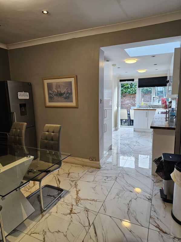 Full-size fridge, microwave, stovetop, electric kettle - Umbrella Properties London Excel (London)