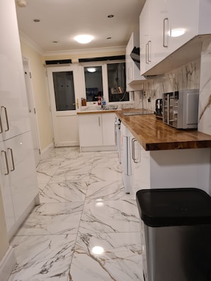 Kjøleskap, mikrobølgeovn, kokeplater og vannkoker