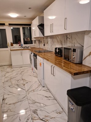 Kjøleskap, mikrobølgeovn, kokeplater og vannkoker