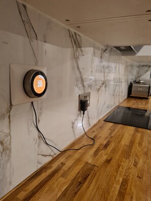 Full-size fridge, microwave, stovetop, electric kettle - Umbrella Properties London Excel (London)