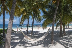 On the beach - Villa Balam Nah | 6BR | Beachfront Family Oasis (Cancún)