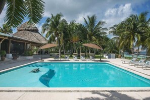 Pool - Villa Balam Nah | 6BR | Beachfront Family Oasis (Cancún)