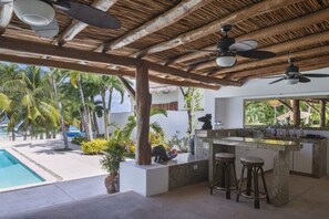 Outdoor dining - Villa Balam Nah | 6BR | Beachfront Family Oasis (Cancún)
