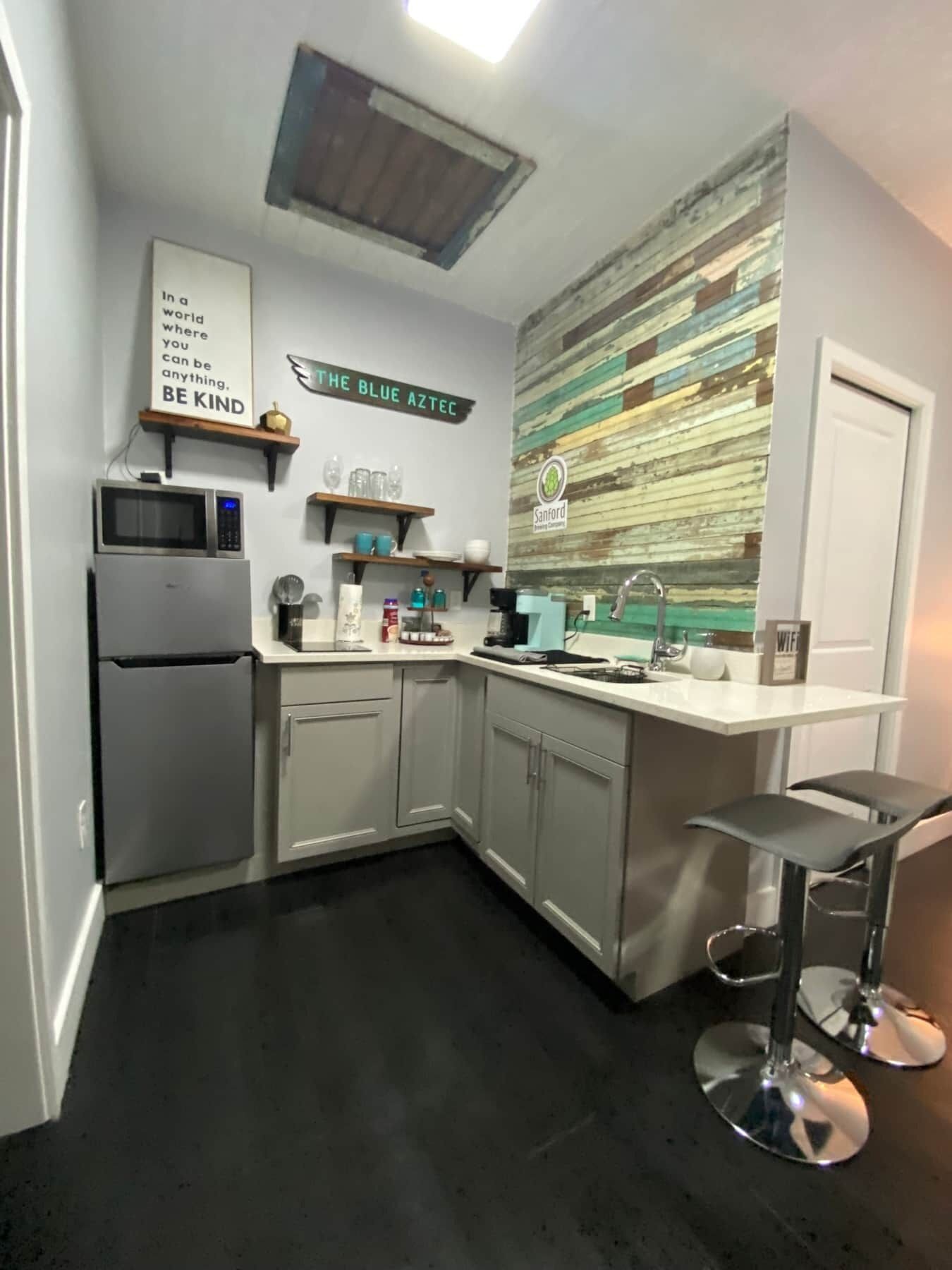 Réfrigérateur, micro-ondes, cafetière/bouilloire, grille-pain