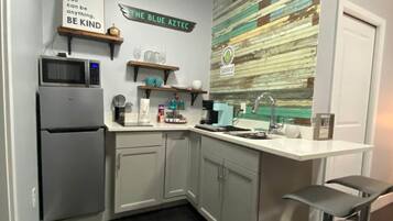 Réfrigérateur, micro-ondes, cafetière/bouilloire, grille-pain