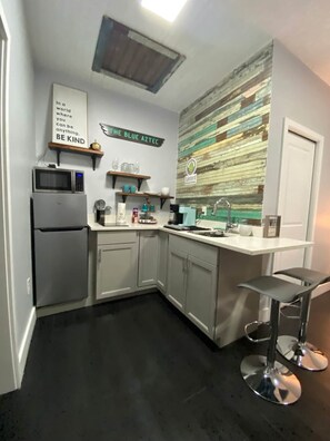 Fridge, microwave, coffee/tea maker, toaster - The Blue Aztec (Sanford)