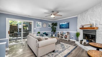 TV, fireplace