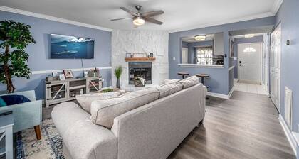Cozy End Unit Townhouse 1 Mile from Downtown Cary