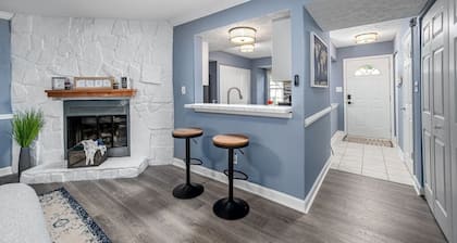 Cozy End Unit Townhouse 1 Mile from Downtown Cary