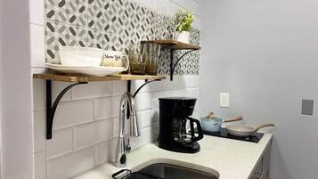 Réfrigérateur, micro-ondes, cafetière/bouilloire