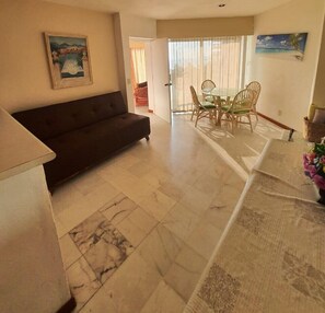 Apartament familiar | Sala d'estar | Televisor intel·ligent de 35 polzades amb canals digitals 
