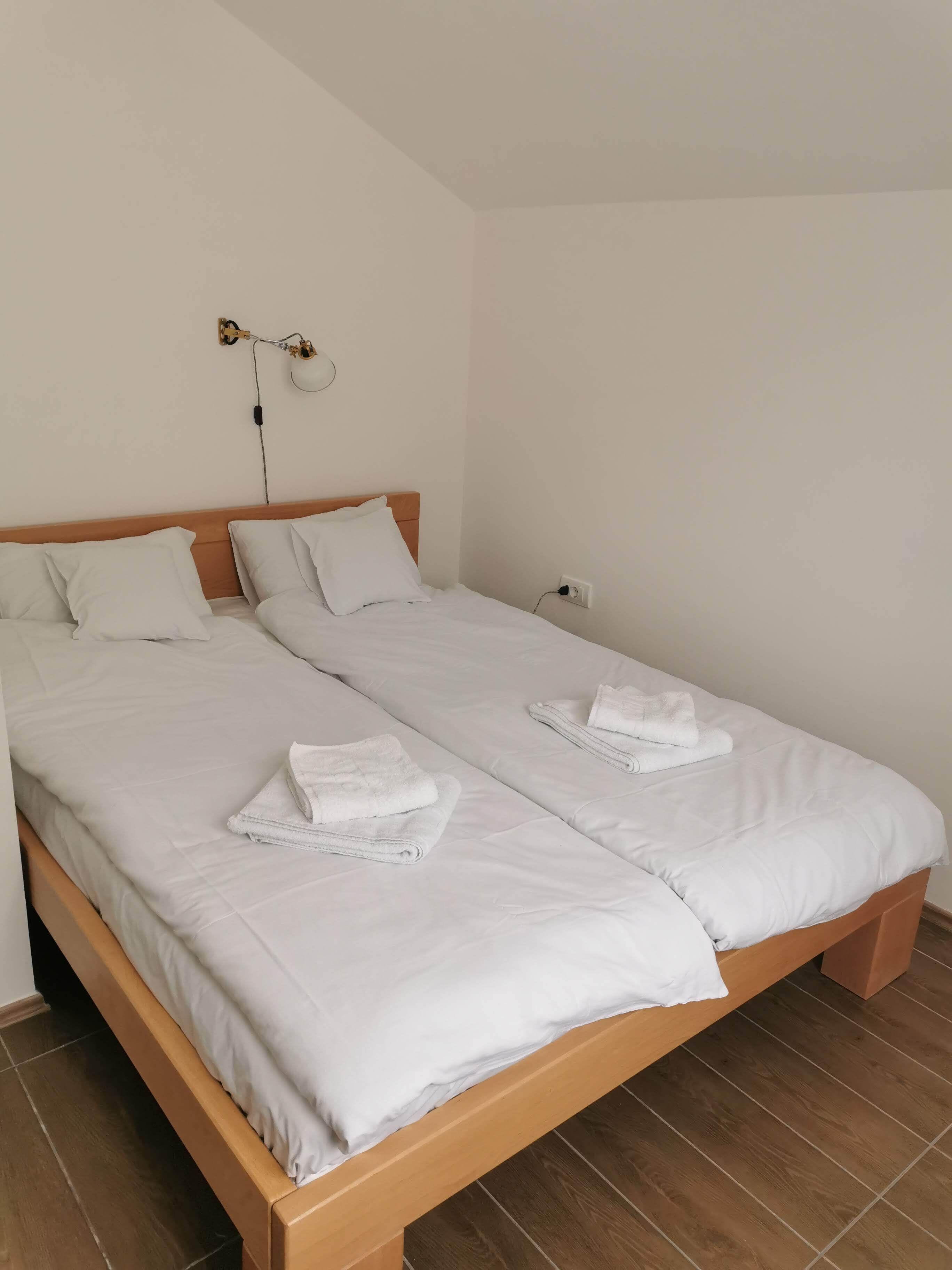 2 bedrooms, travel cot, free WiFi, bed sheets