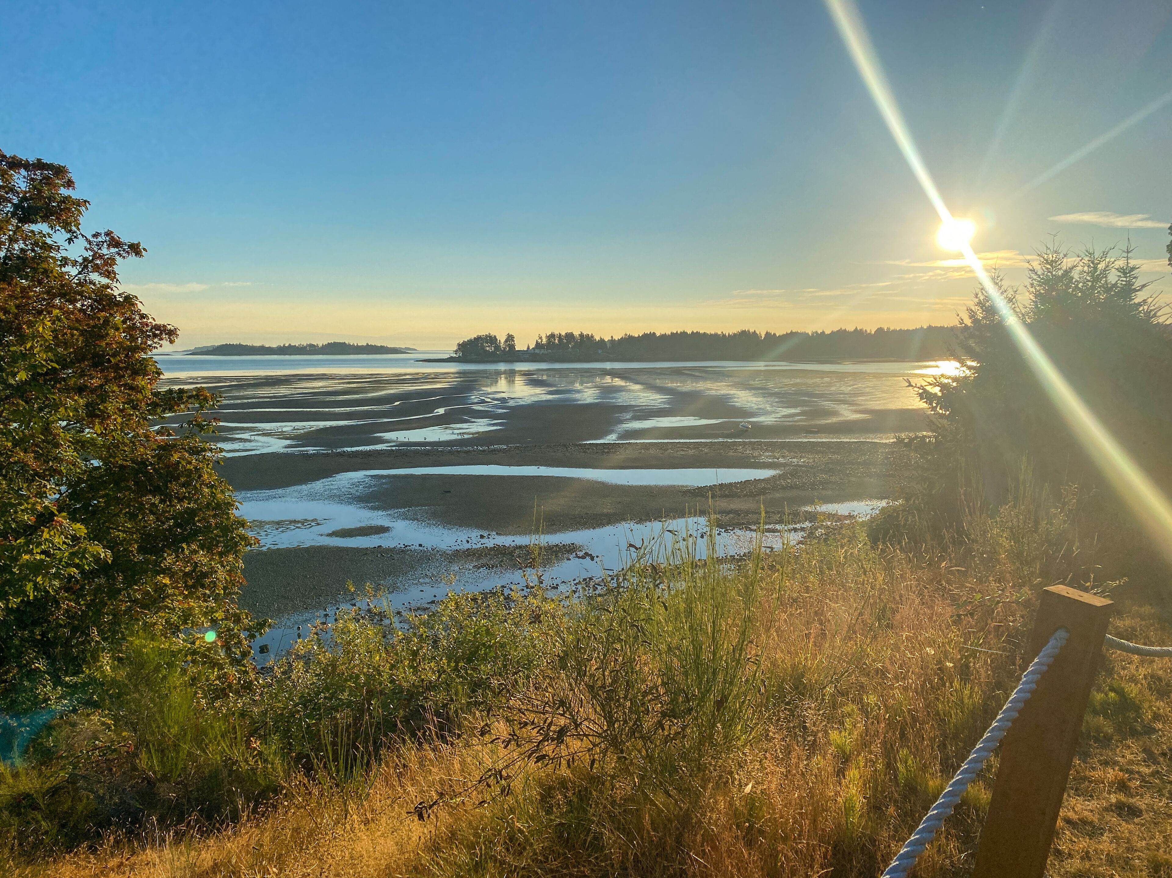 Beach nearby, sun-loungers, beach towels